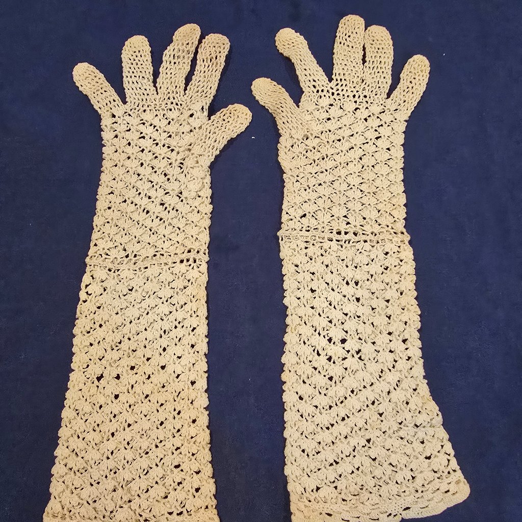 Gloves Ladies Beige Crochet Scallop Opera Ruffled Edge Size Small 1970s